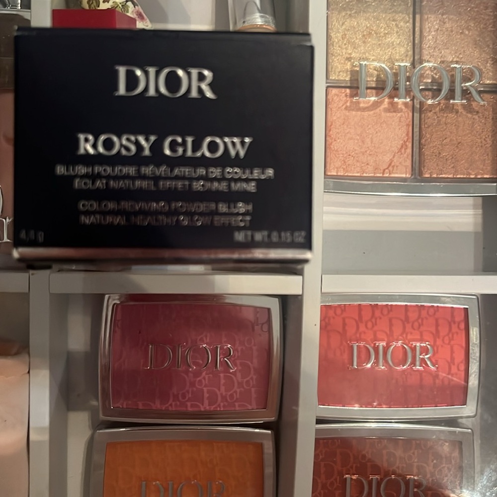 Dior
Rosy Glow Blush               Color:020 Mahogany - Picture 3 of 3